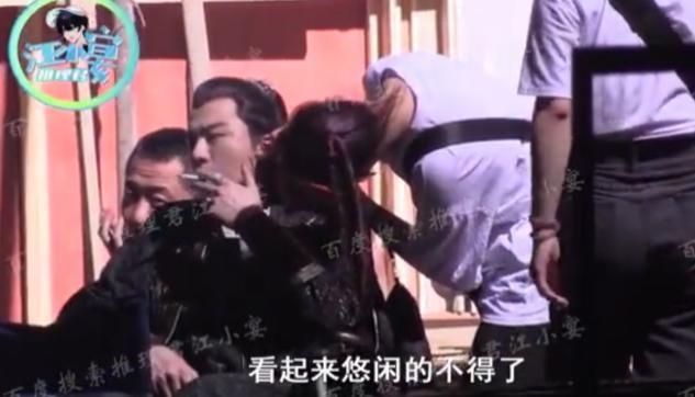 Well-known singer Liu Yuning was photographed smoking on the set! He puffed out smoke in a skillful manner and was often called "singing to quit smoking"