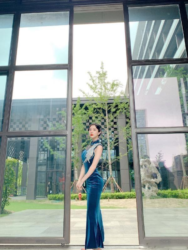 Clara, "the most beautiful woman in Asia", is elegant and charming in a cheongsam, but she still cannot hide her sexiness.