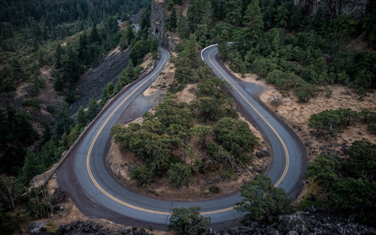 蜿蜒的沥青公路风景图片