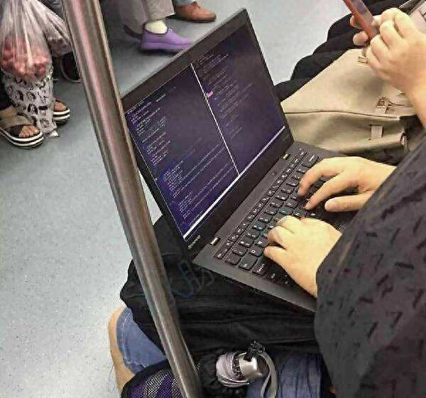 程序员地铁写代码，被嘲讽太能装:你没资格嘲笑一个努力奋斗的人