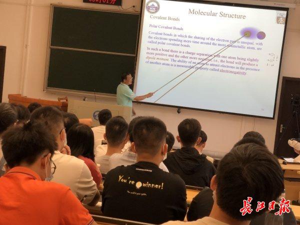 "Ding ding ding", the class bell has rang, and 9,100 undergraduate students at Wuhan University have to make up two weeks of classes.