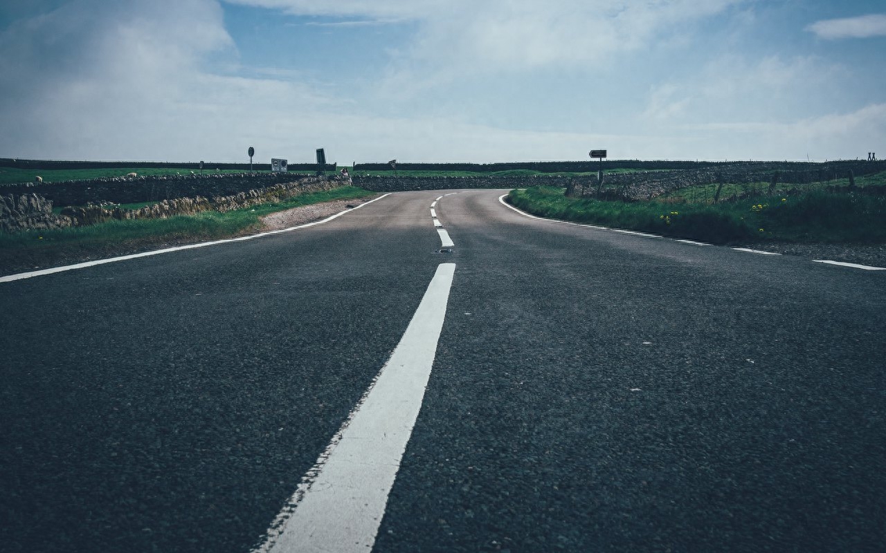 蜿蜒的沥青公路风景图片