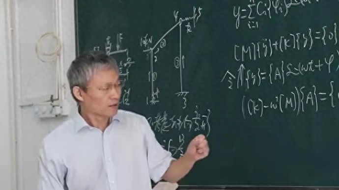 University professors have been writing on the blackboard by hand for 26 years, a breath of fresh air in the PPT era