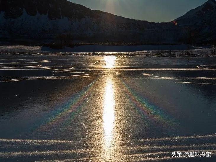 神秘光学现象出现，挪威冰面出现七彩条纹，专家表示:从未见过
