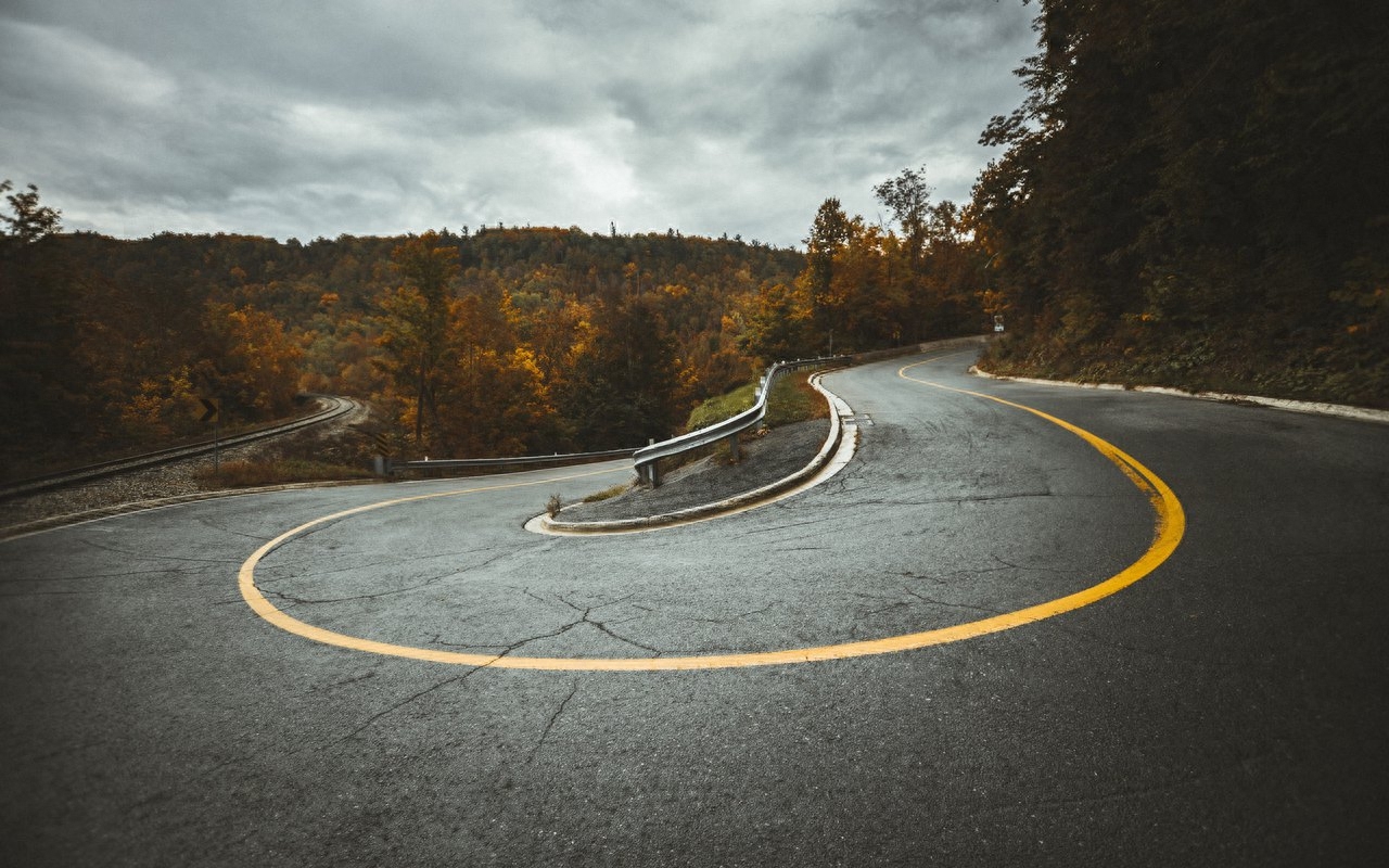 蜿蜒的沥青公路风景图片